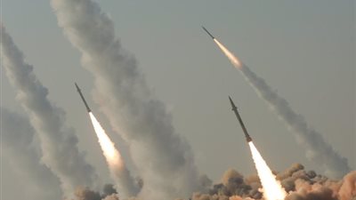 الحرس الثوري يهاجم مقر الأسطول الخامس الأمريكي بالصواريخ والمسيرات