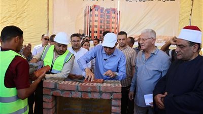 محافظ المنيا يضع حجر أساس «عمارات النخيل» بديل مساكن بنزايون بمطاي