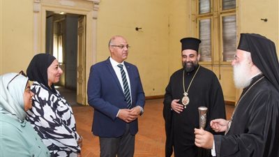 بالصور.. محافظ الإسكندرية وبابا الروم الأرثوذكس يتفقدان مبنى مدرسة 