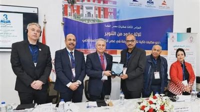 محافظ المنيا يهنئ مدير مكتبة مصر العامة لفوزه بالمركز الأول في البحث العلمي