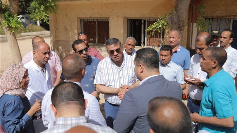 محافظ قنا يتفقد مستشفى