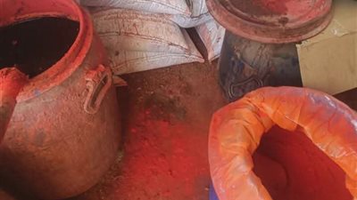 تموين المنيا يضبط مصنعًا غير مرخص ويصادر آلاف الكراتين والزيوت مجهولة المصدر