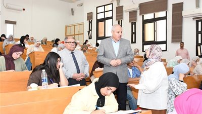 رئيس جامعة قناة السويس يتابع أعمال سير الامتحانات بكلية التربية (صور)