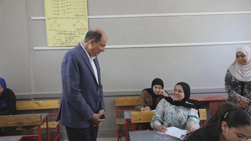 جانب من متابعة الامتحانات