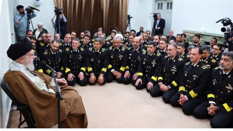 علي خامنئي مع عدد من القادة الإيرانيين