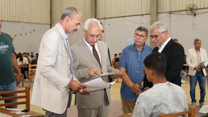 أثناء متابعة الامتحانات