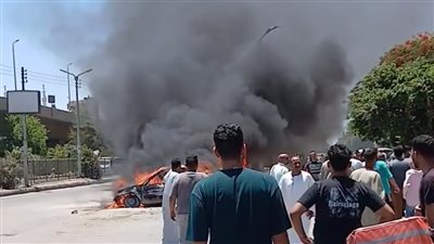 اندلاع حريق هائل وتفحم سيارتين أمام محطة بنزين في المنيا 