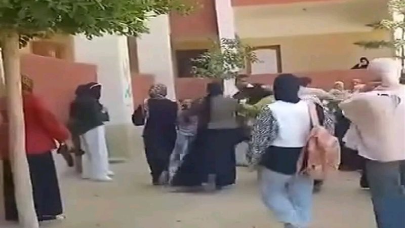 خناقة أولياء أمور أمام لجنة امتحان بالشرقية 