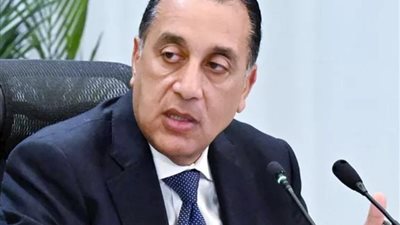 مدبولي يفاجئ طلاب إدكو بسؤال حسابي خلال جولته بالبحيرة.. وتفاعل كبير بين الأطفال