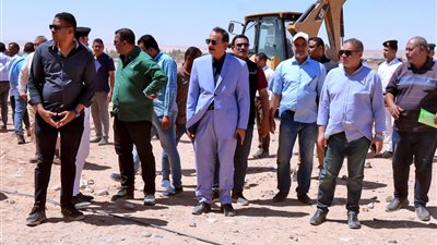 محافظ سوهاج يشهد تنفيذ قرار إزالة تعدٍ على 60 فدان أملاك الدولة بمركز المنشأة