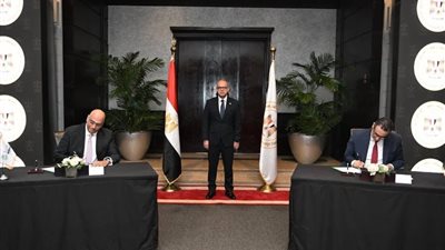 تفاصيل توقيع عقد حق انتفاع مبنى المعرض الدائم بين المصرية للمعارض وتنمية المشروعات