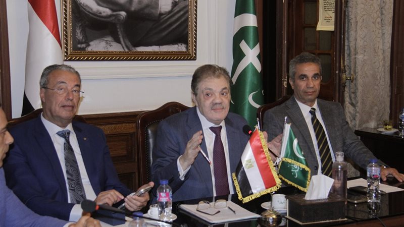 خلال الاجتماع
