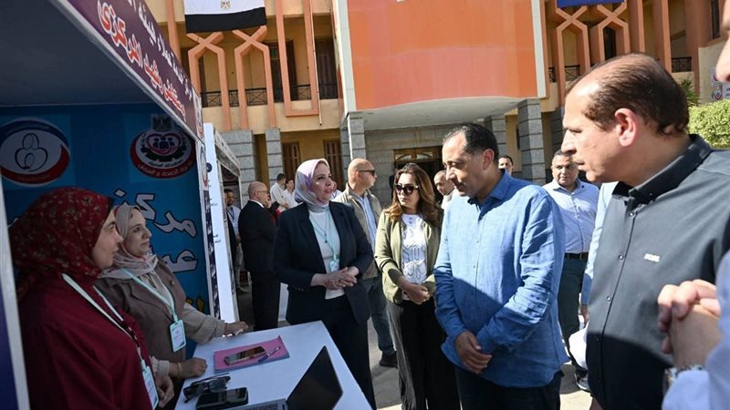 رئيس الوزراء يتفقد 