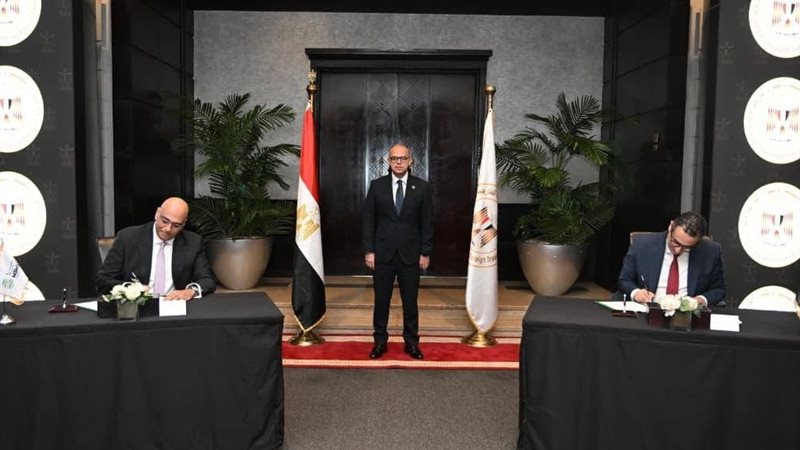 وزير الاستثمار والتجارة الخارجية يشهد توقيع العقد 