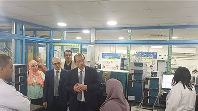 اعتماد جديد يعزز جودة العمل.. نائب وزير الصحة يتفقد معامل الصحة العامة ويشيد بإنجازها