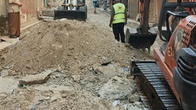 بدء أعمال رصف ورفع كفاءة شارع سوق الدخيلة بحي العجمي