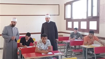 رئيس منطقة الإسكندرية الأزهرية يتابع امتحانات التاريخ ويواسي أسرة طالبة بلجنة السيوف