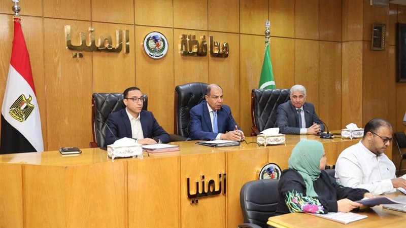 جانب من اجتماع محافظ