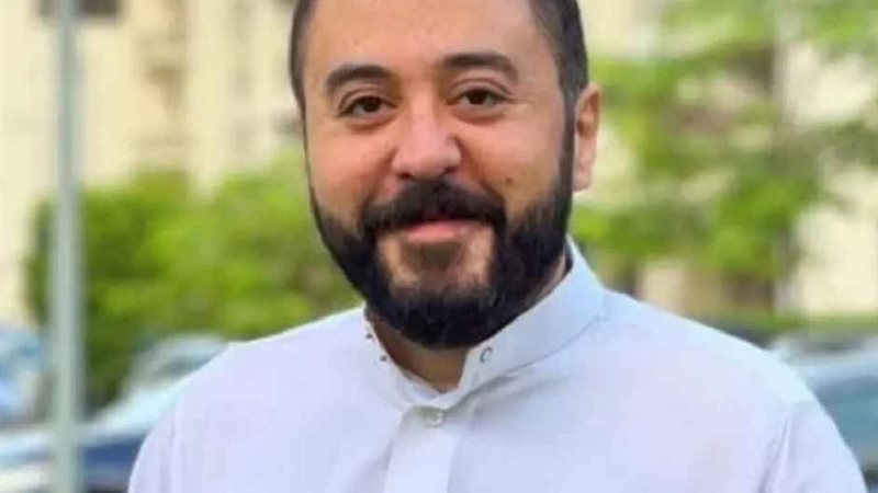الفنان عمرو عبد العزيز
