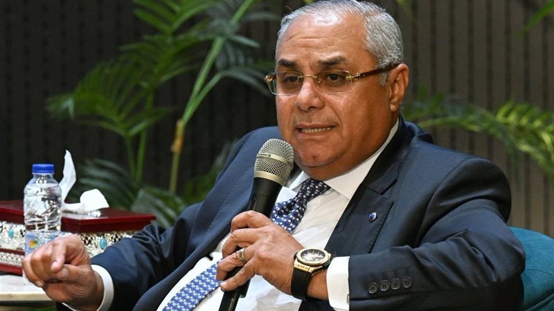  الدكتور هاشم السيد،