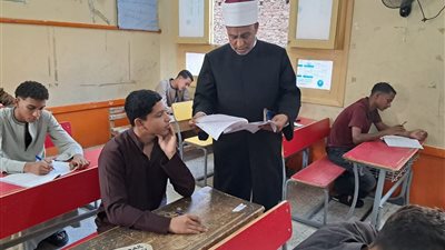 انضباط داخل لجان قنا.. رئيس قطاع المعاهد الأزهرية يتابع امتحانات الكيمياء ميدانيًا