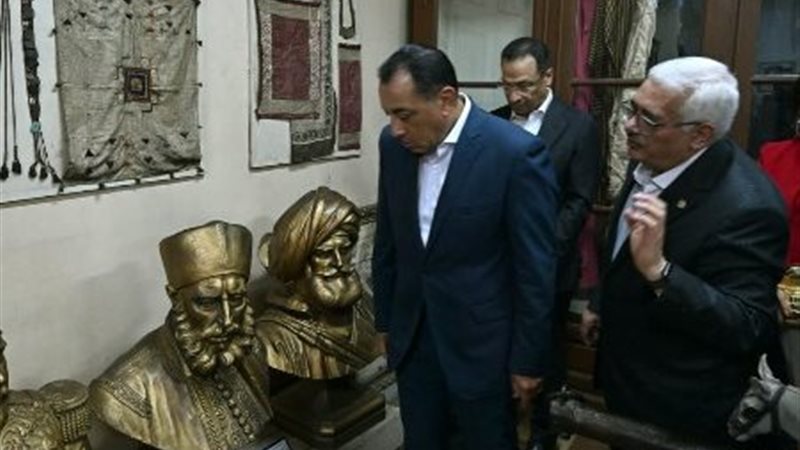 الدكتور مصطفى 