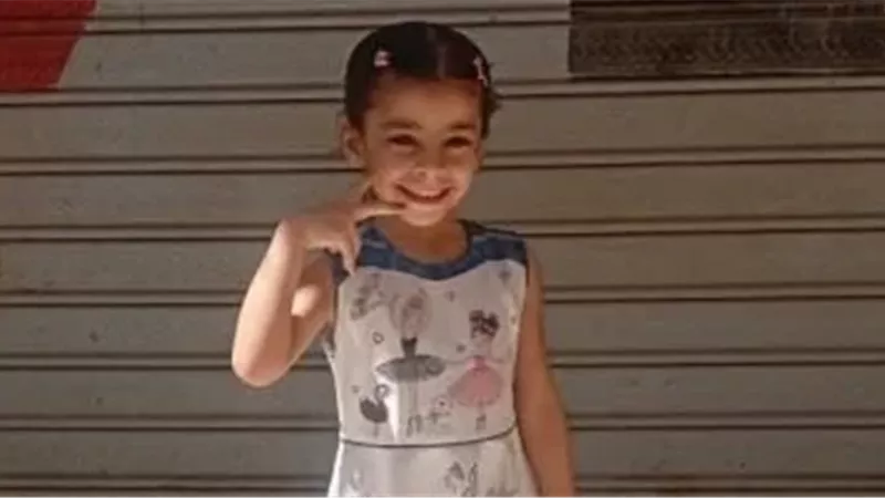 الطفلة تيا 