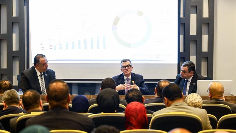 الدكتور أحمد رستم وزير التخطيط 