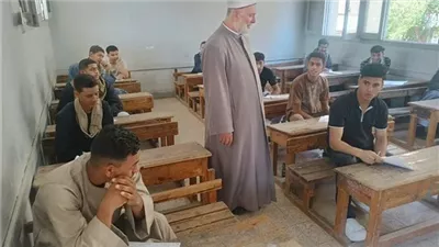 بين الطلاب داخل اللجان.. رئيس منطقة سوهاج الأزهرية يتابع الامتحانات ميدانيًا