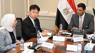 وزير الصناعة يبحث خطط توسع سامسونج في مصر وزيادة المكون المحلي بالصناعة التكنولوجية 