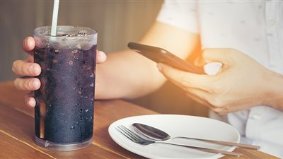 انتفاخ وحموضة ومشكلات هضمية.. أضرار خفية لتناول المياه الغازية على معدة فاضية