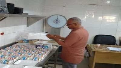 ضبط 740 عبوة غذائية منتهية الصلاحية خلال حملة تموينية مكبرة في دمنهور