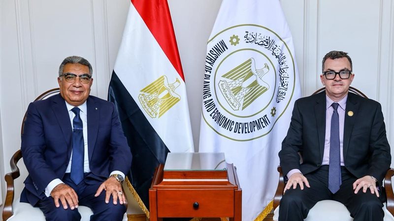وزير التخطيط ومحافظ