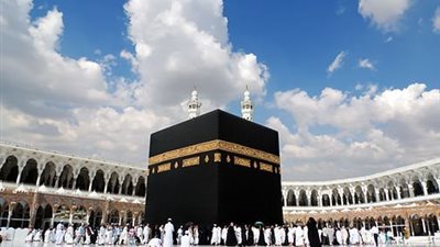 لحظات إيمانية مهيبة داخل الحرم.. غسل الكعبة المشرفة يجسد سنة إسلامية عريقة
