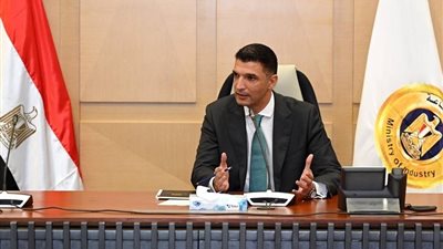 وزير الصناعة: الصناعات الدوائية والطبية تمثل ركيزة أساسية للأمن القومي