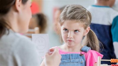 10 خطوات تحمي طفلك من العصبية وتعلمه التعبير عن مشاعره بطريقة صحية