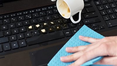 انسكب الماء على اللاب توب.. خطوات سريعة قد تنقذ جهازك من التلف