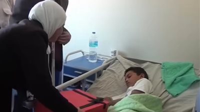 «هدايا ودعم نفسي».. النيابة العامة تزور الطفل 