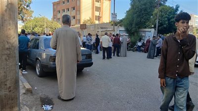 بالصور.. توافد طلاب الثانوية العامة على لجان الكيمياء والجغرافيا بسوهاج
