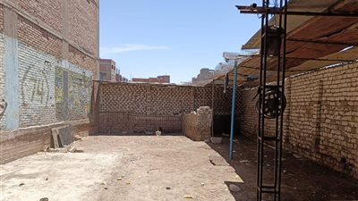 إزالة مخازن فرز وتجميع القمامة المتواجدة بين الكتل السكنية بنجع حمادي