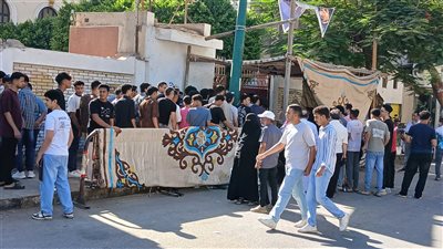 توافد الطلاب لأداء امتحان اللغة الأجنبية الأولي بالمنيا 