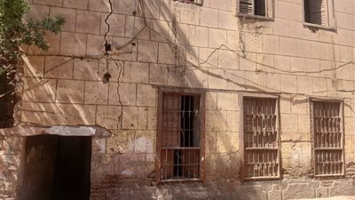 جثة و2 مصابين وجار البحث عن آخرين.. انتشال جثمان أحد ضحايا المنزل المنهار على السكان في قنا