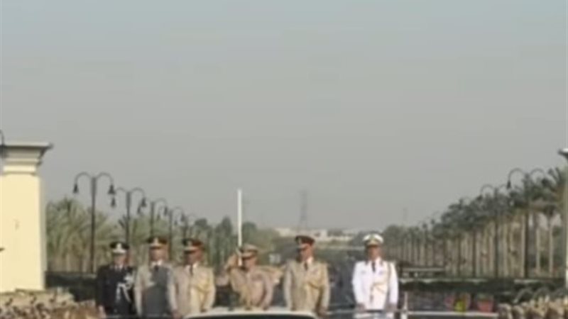 الرئبس السيسي يرتدي