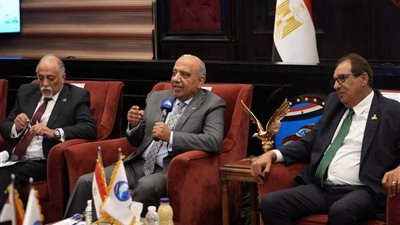 وزير الكهرباء: تحويل العدادات الكودية لنظام الشرائح لكل من تصالح أو وفق أوضاعه والمباني القديمة