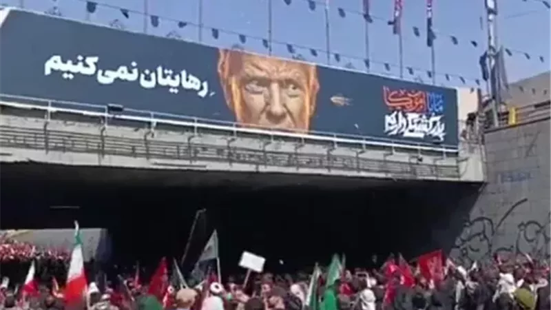 إيرانيون يقذفون صورة ترامب بالحجارة 