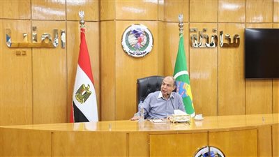 محافظ المنيا يكافئ المتميزين بملف التصالح ويخصص يومين للمتابعة