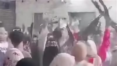 بيرقصوا بالآلي.. الأمن يفحص فيديو متداول لفتيات يرقصن بالأسلحة النارية في حفل زفاف بقنا