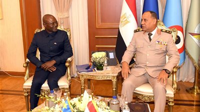 وزير الدفاع يبحث تعزيز التعاون العسكري مع نظيره الكونغولي
