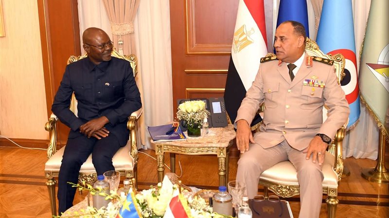 وزير الدفاع مع ووزير
