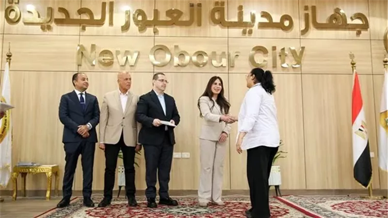 وزيرة الإسكان 
